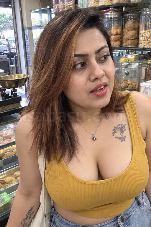 Aanchal, Wild Party Girl Photo 4 of 4