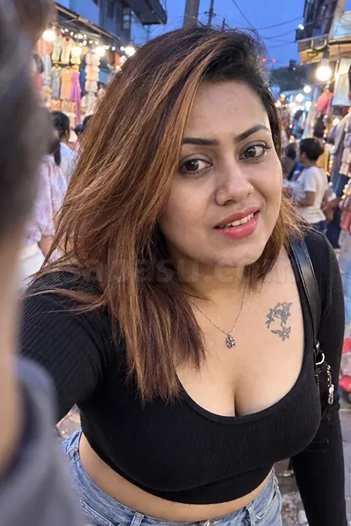 Aanchal, Wild Party Girl Photo 1 of 4