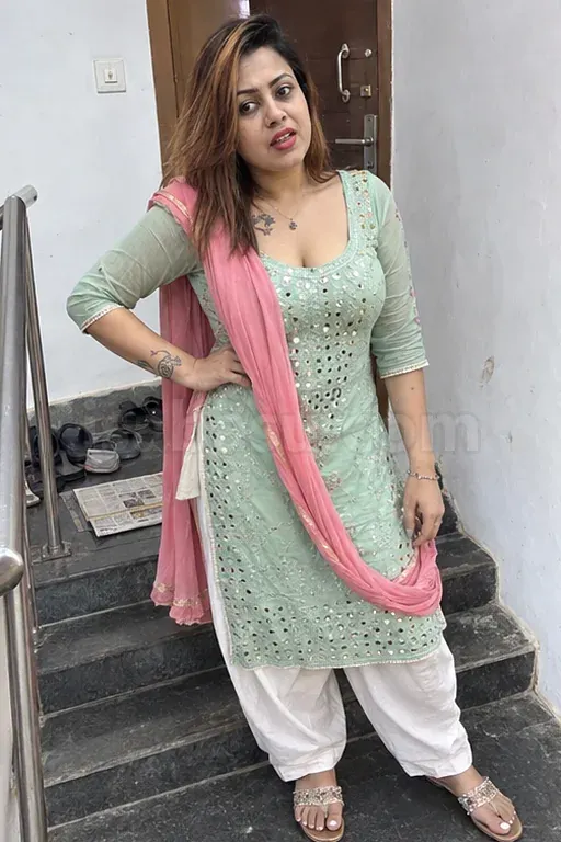 Aanchal, Wild Party Girl Photo 3 of 4